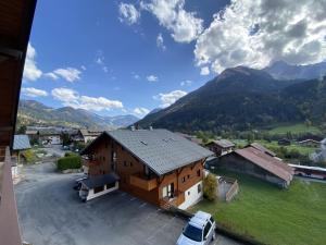 ein Haus mit einem davor geparkten Auto in der Unterkunft Appartement 2 chambres avec balcon exposé Sud, parking et navettes à proximité - FR-1-692-39 in La Chapelle-dʼAbondance