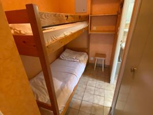 a room with two bunk beds and a table at Studio cosy proche pistes, parking, 4 pers - FR-1-692-54 in La Chapelle-dʼAbondance