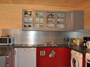 Kuchyň nebo kuchyňský kout v ubytování Charmant appartement avec terrasse, parking couvert et WIFI - FR-1-692-56 + 3 fotografie