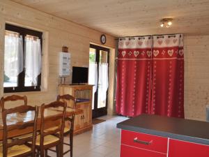 TV a/nebo společenská místnost v ubytování Charmant appartement avec terrasse, parking couvert et WIFI - FR-1-692-56