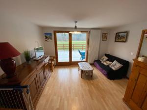 Televízia a/alebo spoločenská miestnosť v ubytovaní Appartement Spacieux de 3 Pièces avec Grande Terrasse et Accès Direct aux Pistes à La Chapelle-d'Abondance - FR-1-692-53