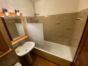 Koupelna v ubytování Appartement cosy proche pistes avec parking et animaux admis - FR-1-692-58 + 5 fotografií