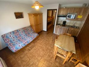 Kuchyň nebo kuchyňský kout v ubytování Studio cosy proche des pistes avec animaux admis - FR-1-692-64