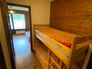 Postel nebo postele na pokoji v ubytování Studio cosy proche des pistes avec animaux admis - FR-1-692-64