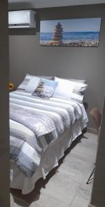1 dormitorio con 1 cama grande con sábanas blancas en TLZ Prop B&B, en Pretoria