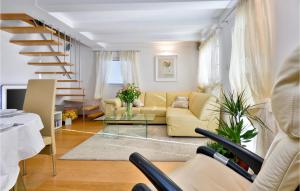 Χώρος καθιστικού στο Cozy Home In Novi Marof With Sauna