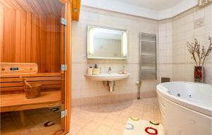 Ένα μπάνιο στο Cozy Home In Novi Marof With Sauna