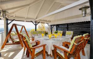 comedor con mesa y sillas en Awesome Home In Novi Marof With Outdoor Swimming Pool en Novi Marof