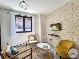 ein Wohnzimmer mit einem gelben Stuhl und einem Tisch in der Unterkunft Villa Exotika - 68m2 - Entre-Deux in Entre-Deux