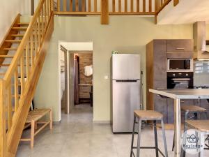eine Küche mit einem Kühlschrank und einer Treppe in der Unterkunft Villa Exotika - 68m2 - Entre-Deux in Entre-Deux