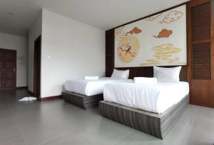 Postel nebo postele na pokoji v ubytování โรงแรมชลาลัย กระบี่ Chalalai Hotel Krabi