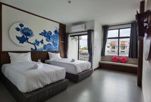 Postel nebo postele na pokoji v ubytování โรงแรมชลาลัย กระบี่ Chalalai Hotel Krabi