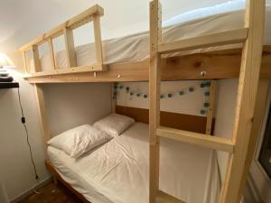 ein paar Etagenbetten in einem Zimmer in der Unterkunft Studio Châtel, 1 pièce, 4 personnes - FR-1-693-88 in Châtel