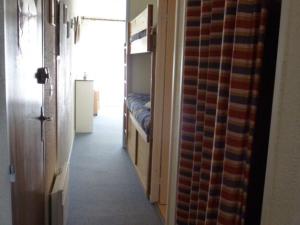 a hallway with a room with a bed and a hallwayngthngthngthngthngth at Appartement cosy 6 pers, 6e étage, accès direct pistes, galerie et parking gratuit - La Pierre Saint-Martin - FR-1-602-109 in Arette
