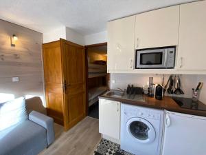 W kuchni znajduje się pralka i kuchenka mikrofalowa. w obiekcie Appartement charmant avec parking, proximité centre et télécabine - FR-1-693-93 w mieście Châtel +4 zdjęcia