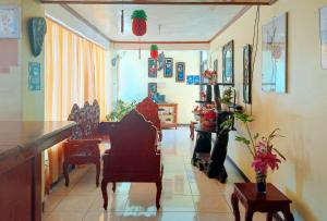 uma sala de estar com um sofá, cadeiras e uma mesa em RedDoorz @ Grand Valley Hotel Junction Luna Cagayan em Colonia Parcela Number One