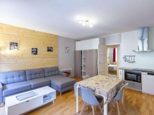 Kuchyňa alebo kuchynka v ubytovaní Appartement rénové 4-6 pers, centre-ville Cauterets avec balcon et wifi, à 600m des pistes - FR-1-401-249