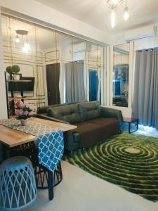 un salon avec un canapé et une table dans l'établissement Mewah di Transpark cibubur cocok for Bestie & Family, à Kalimanggis