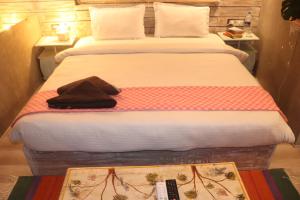 - une chambre avec un lit et une couverture dans l'établissement Bunkyard Hostel, à Udaipur