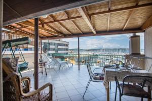 een patio met een tafel en stoelen op een balkon bij Apartments Mare 1 - close to the sea in Biograd na Moru