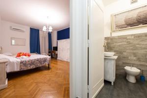 um quarto com uma cama e uma casa de banho com um lavatório em L'Imperiale RomaTrastevere em Roma