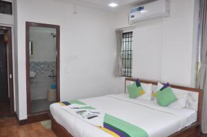1 dormitorio con 1 cama y baño con ducha en J C Comforts en Bangalore