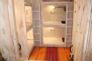 Bunkyard Hostel في أودايبور: غرفة صغيرة بها أربعة أسرة بطابقين