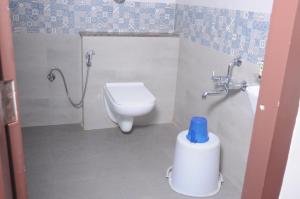 ein Badezimmer mit einem WC und einem Wasserkühler in der Unterkunft J C Comforts in Bangalore