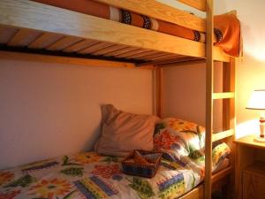 ein Schlafzimmer mit einem Etagenbett und einem Kissen in der Unterkunft Appartement Bagnères-de-Luchon, 2 pièces, 4 personnes - FR-1-313-127 in Luchon