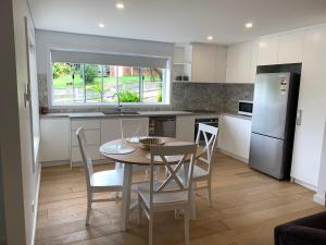 Kuchyň nebo kuchyňský kout v ubytování North Avoca - Superior Beach Flat