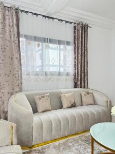 a living room with a couch and a table at Appartement somptueux à Kotto in Douala