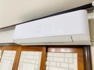 um ventilador de tecto branco num quarto com uma janela em Aroha house for Foreign guests only em Seul