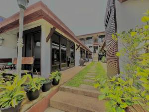 un bâtiment avec des plantes sur son côté dans l'établissement The Shore Samui, à Bangrak Beach