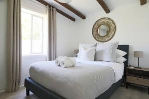 Un dormitorio con una cama grande con un espejo en la pared. en Rustic Chic 200 metres from CBD, en Bathurst