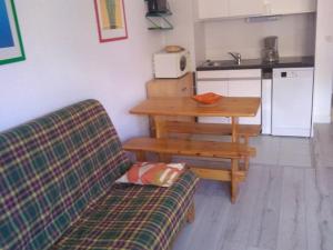 Η κουζίνα ή μικρή κουζίνα στο Studio rénové 4 pers, pied des pistes, loggia, cuisine équipée - FR-1-262-83