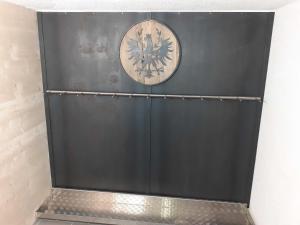 Eine schwarze Wand mit einer Uhr drauf. in der Unterkunft Appartement Spiss in Ried im Oberinntal