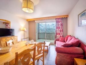 A seating area at Appartement Peyragudes, 4 pièces, 10 personnes - FR-1-695-1