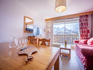 ein Wohnzimmer mit einem Tisch und Bergblick in der Unterkunft Charmant appartement à Peyragudes pour 6 pers, navette aux pistes, parking gratuit - FR-1-695-2 in Germ + 6 Fotos