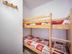 ein Schlafzimmer mit zwei Etagenbetten in einem Zimmer in der Unterkunft Charmant appartement à Peyragudes pour 6 pers, navette aux pistes, parking gratuit - FR-1-695-2 in Germ