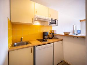 a small kitchen with a sink and a counter at Appartement Peyragudes, 2 pièces, 6 personnes - FR-1-695-3 in Germ