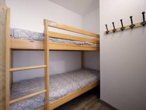 - deux lits superposés dans une petite chambre dans l'établissement Appartement Peyragudes, 2 pièces, 6 personnes - FR-1-695-4, à Germ
