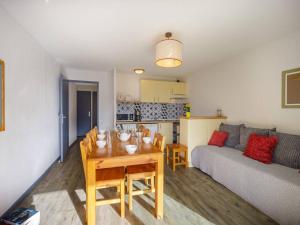 Kuchyňa alebo kuchynka v ubytovaní Appartement 8 pers. à Peyragudes, balcon, parking gratuit, près des pistes, animaux acceptés - FR-1-695-7 + 7 fotografií