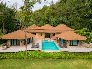 Bazén v ubytování Touch Beachfront Pool Villa Koh Yao Noi nebo v jeho okolí