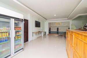 Zimmer mit Kühlschrank und Getränken in der Unterkunft Urbanview Hotel Kampung Istal Megamendung Puncak by RedDoorz in Cipayung