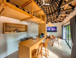 TV a/nebo společenská místnost v ubytování Touch Beachfront Pool Villa Koh Yao Noi