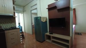 Телевізор і / або розважальний центр в Mushroom apartment cibubur village by ruang senyum