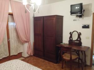 A television and/or entertainment centre at Albergo Generale Cantore - Monte Amiata