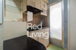 una cocina con un signo de vida rojo en la pared en RedLiving Apartemen Kalibata City - SAG Property Tower Kemuning, en Yakarta