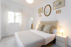 Posteľ alebo postele v izbe v ubytovaní Holidays2Malaga Carrera Capuchinos Free parking Aircon Downtown
