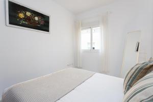 Posteľ alebo postele v izbe v ubytovaní Holidays2Malaga Carrera Capuchinos Free parking Aircon Downtown